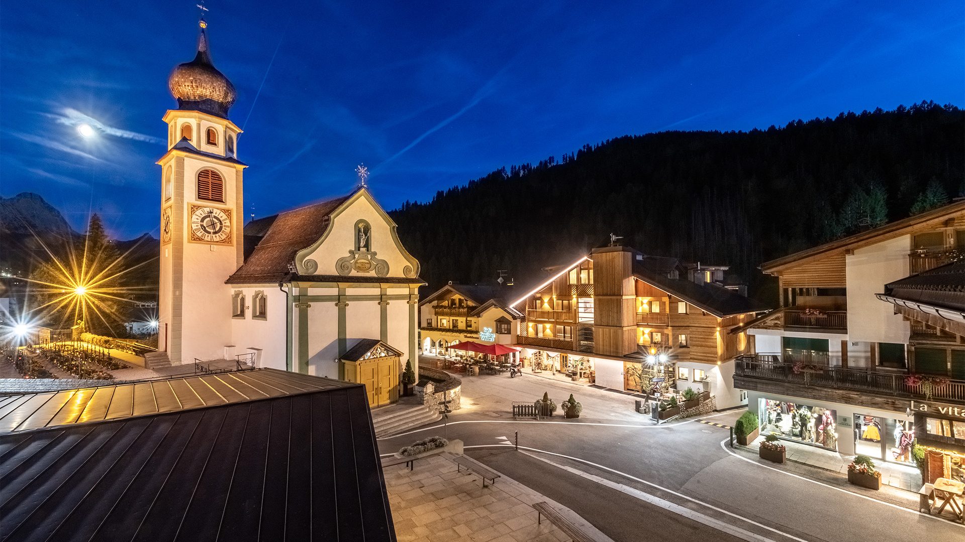 La chiesa e la piazza di San Cassiano la sera